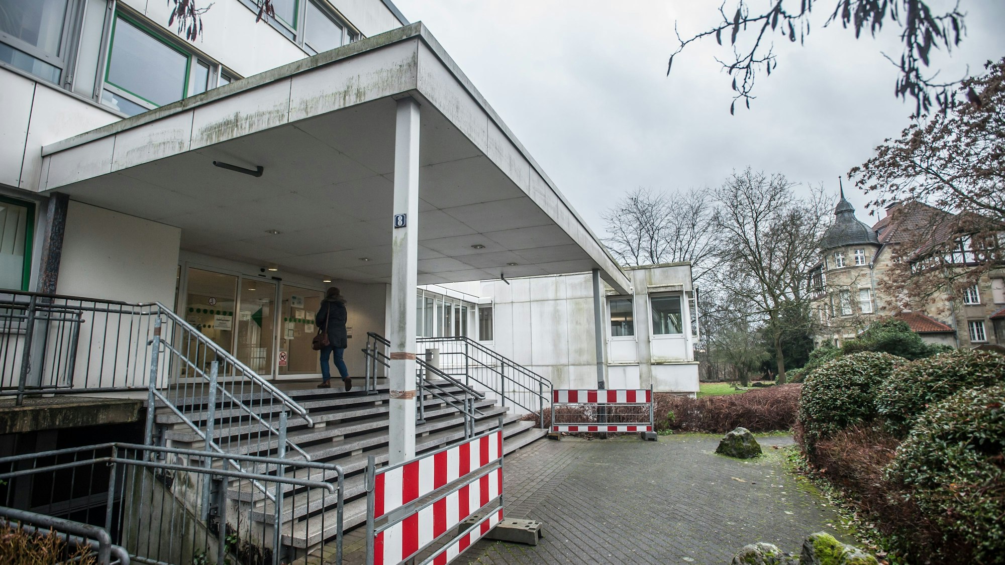 Blick auf das Gebäude des Straßenverkehrsamtes.