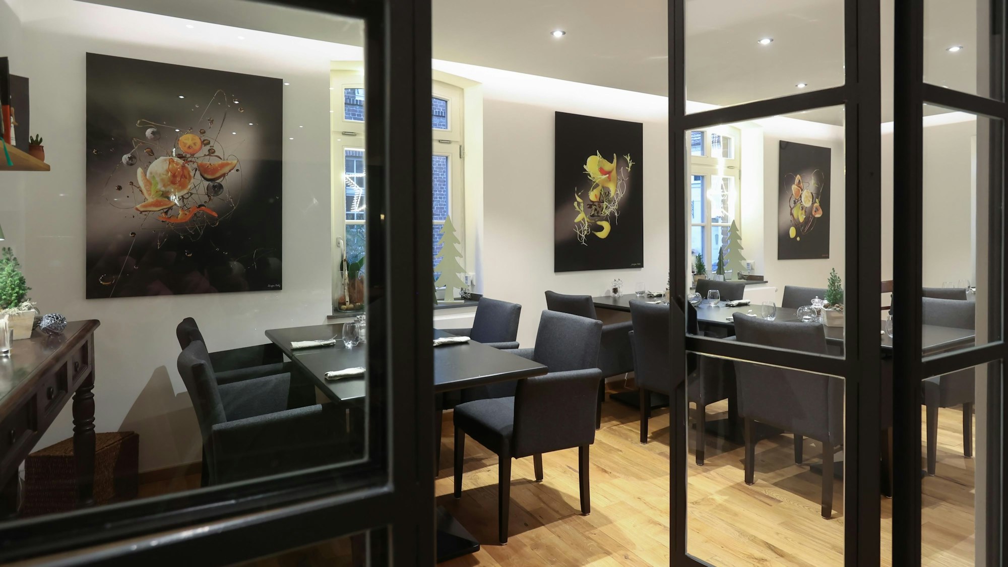 Schicke Tische und Sessel im Restaurant