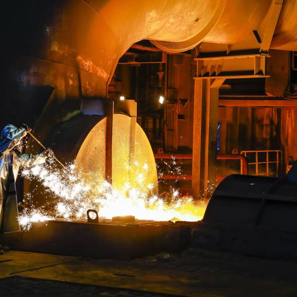 ThyssenKrupp Steel, ein Stahlarbeiter im Schutzanzug entnimmt eine 1500 Grad heisse Roheisenprobe.