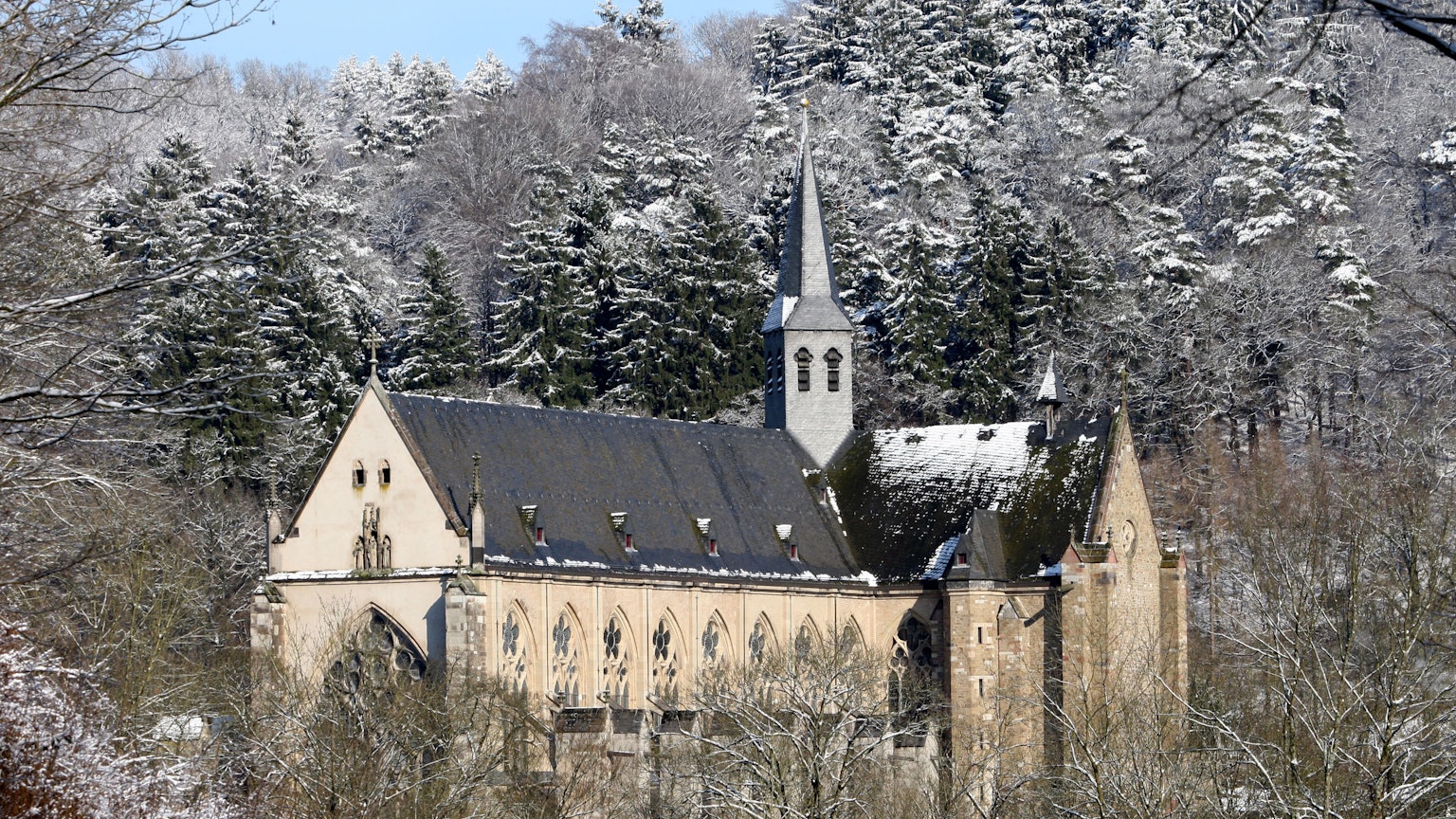 Die Bäume um den Altenberger Dom herum sind verschneit.