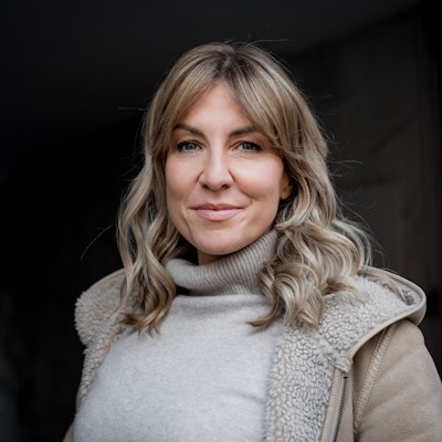 Nora Boeckler in Rollkragenpullover und Winterjacke im Porträt. Einmalige Verwendung!