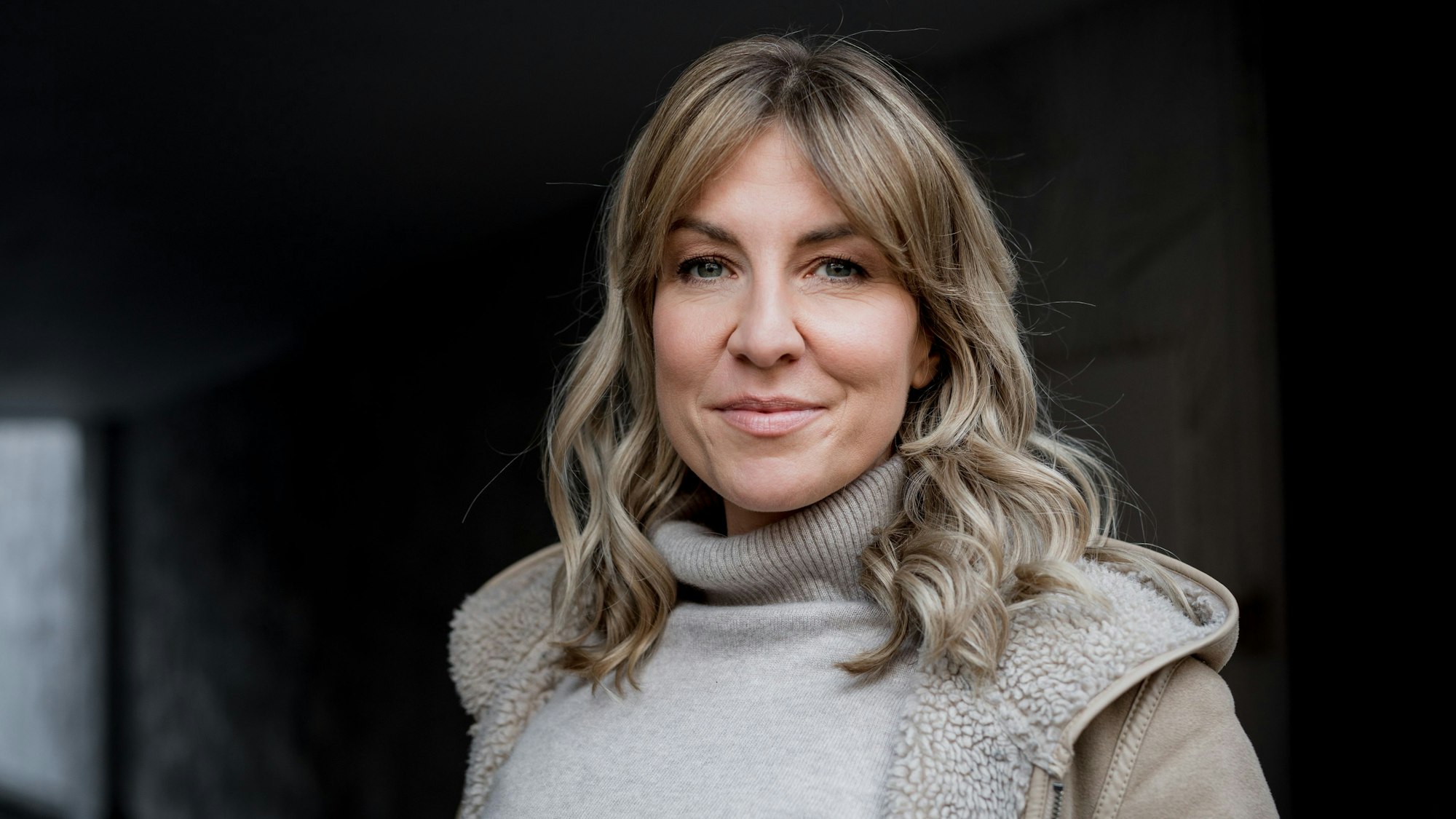 Nora Boeckler in Rollkragenpullover und Winterjacke im Porträt. Einmalige Verwendung!