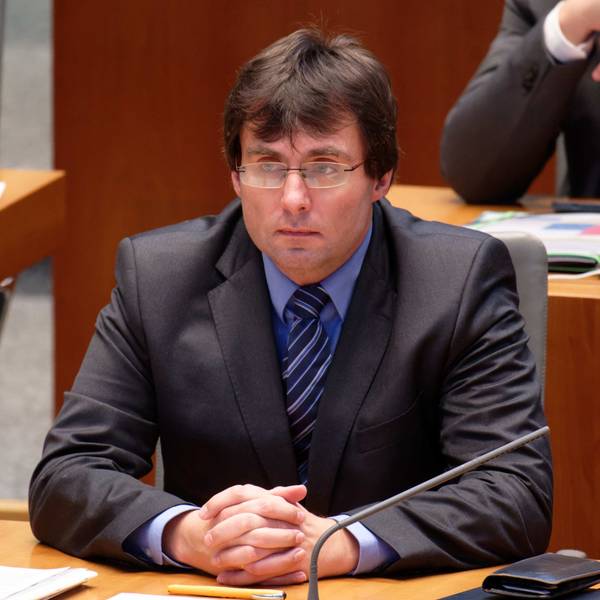 Marcus Optendrenk (CDU), Minister der Finanzen des Landes Nordrhein-Westfalen, sitzt bei einer Plenarsitzung des NRW-Landtags zum Landeshaushalts für 2023 an seinem Platz.