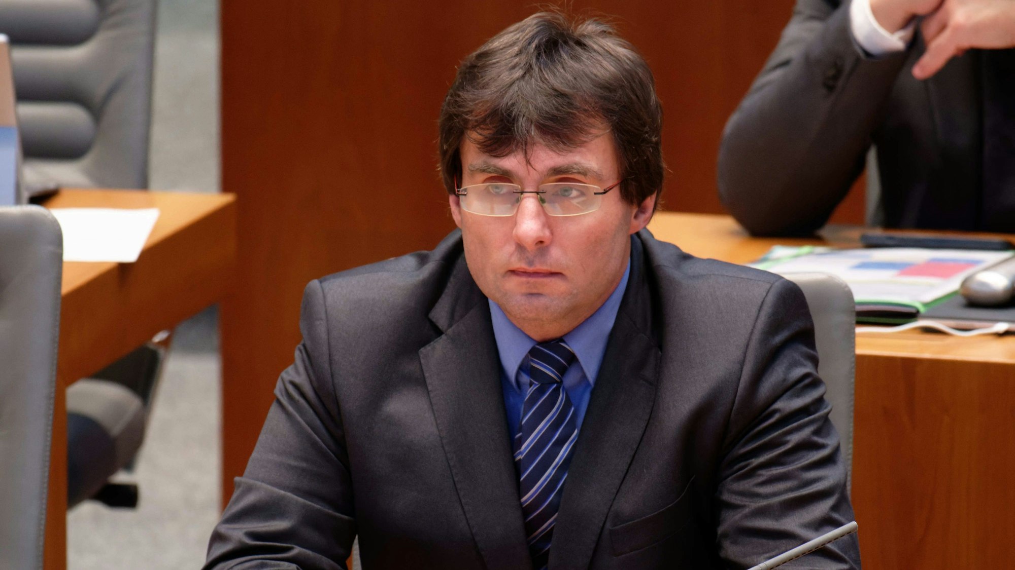 Marcus Optendrenk (CDU), Minister der Finanzen des Landes Nordrhein-Westfalen, sitzt bei einer Plenarsitzung des NRW-Landtags zum Landeshaushalts für 2023 an seinem Platz.