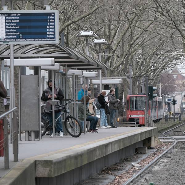 Eine KVB-Stadtbahn der Linie 18 fährt an der Haltestelle Arnulfstraße ein.