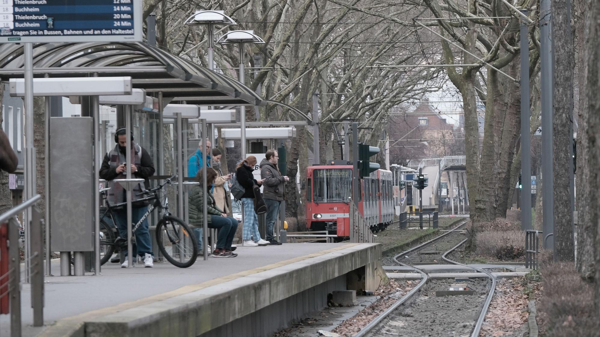 Eine KVB-Stadtbahn der Linie 18 fährt an der Haltestelle Arnulfstraße ein.