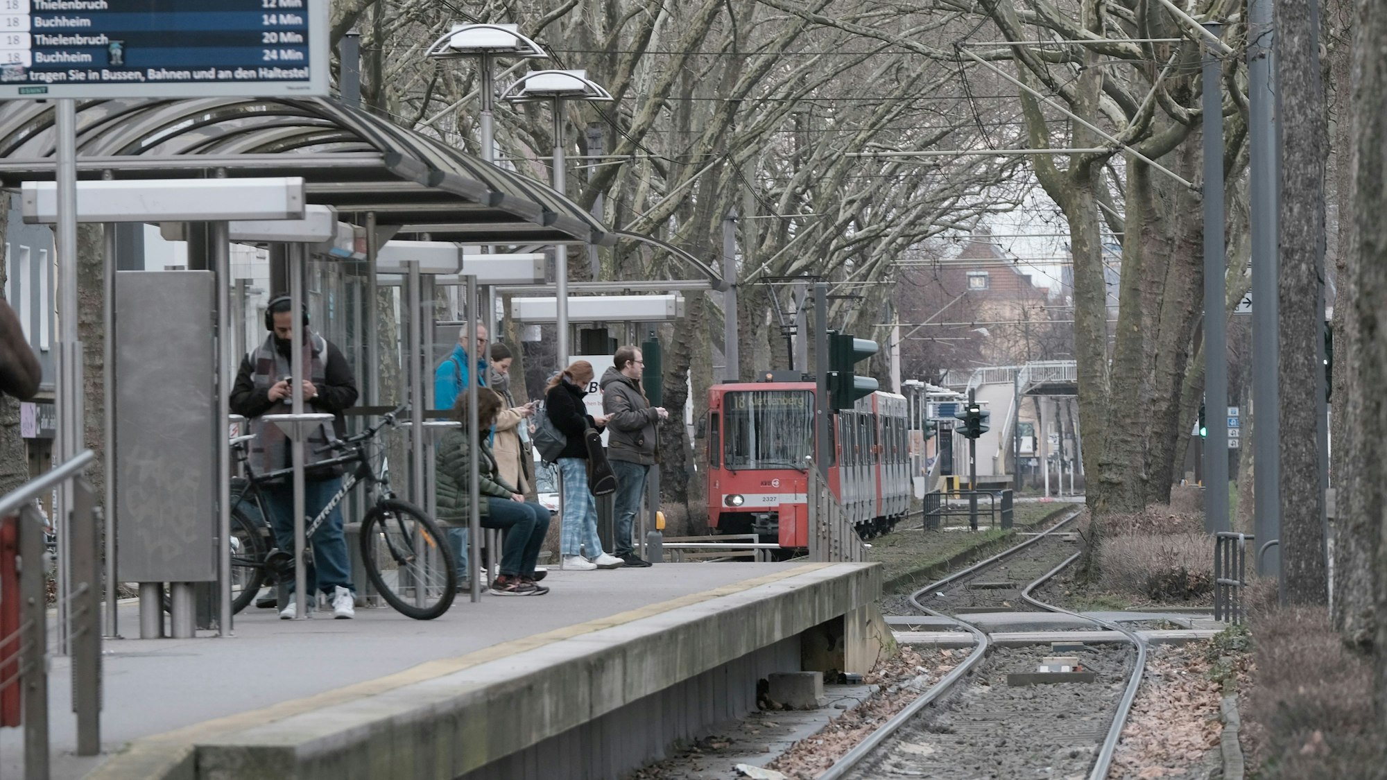 Eine KVB-Stadtbahn der Linie 18 fährt an der Haltestelle Arnulfstraße ein.