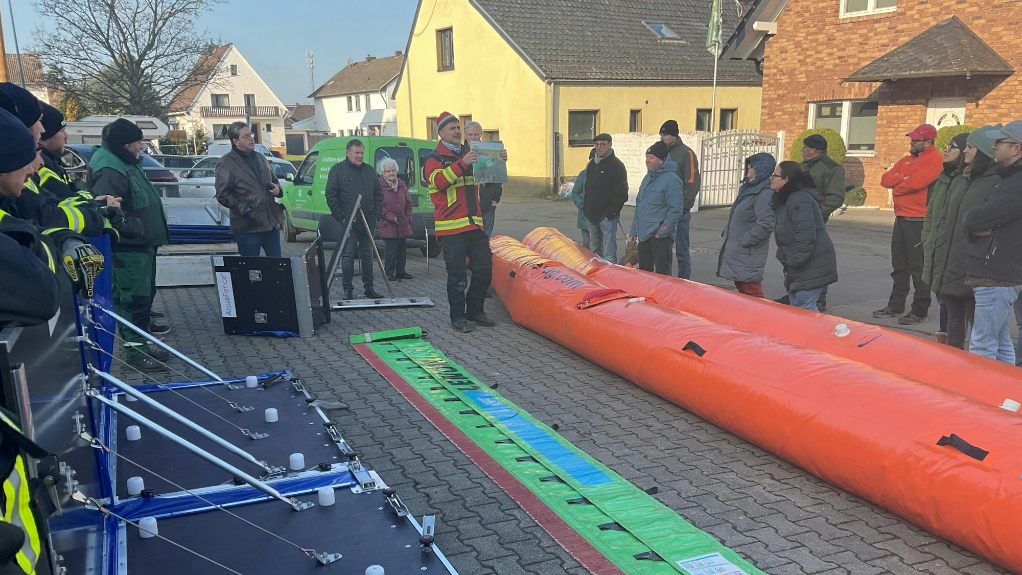 Die Anwohnerinnen und Anwohner in Arloff informierten sich im Dezember 2022 über verschiedene mobile Hochwasserschutzsysteme.