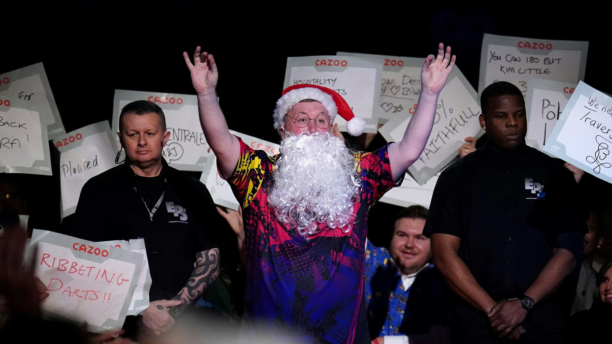 Der Engländer Ricky Evans kommt im Weihnachtskostüm in die Arena.