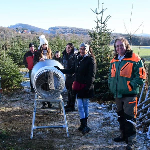 Der Weihnachtsbaumverkauf ist echte Familiensache, denn auch die Töchter und die Enkelkinder von Helene Schmidt (r.) helfen wie hier im Dezember 2022 an der Verkaufsstelle in Wald.