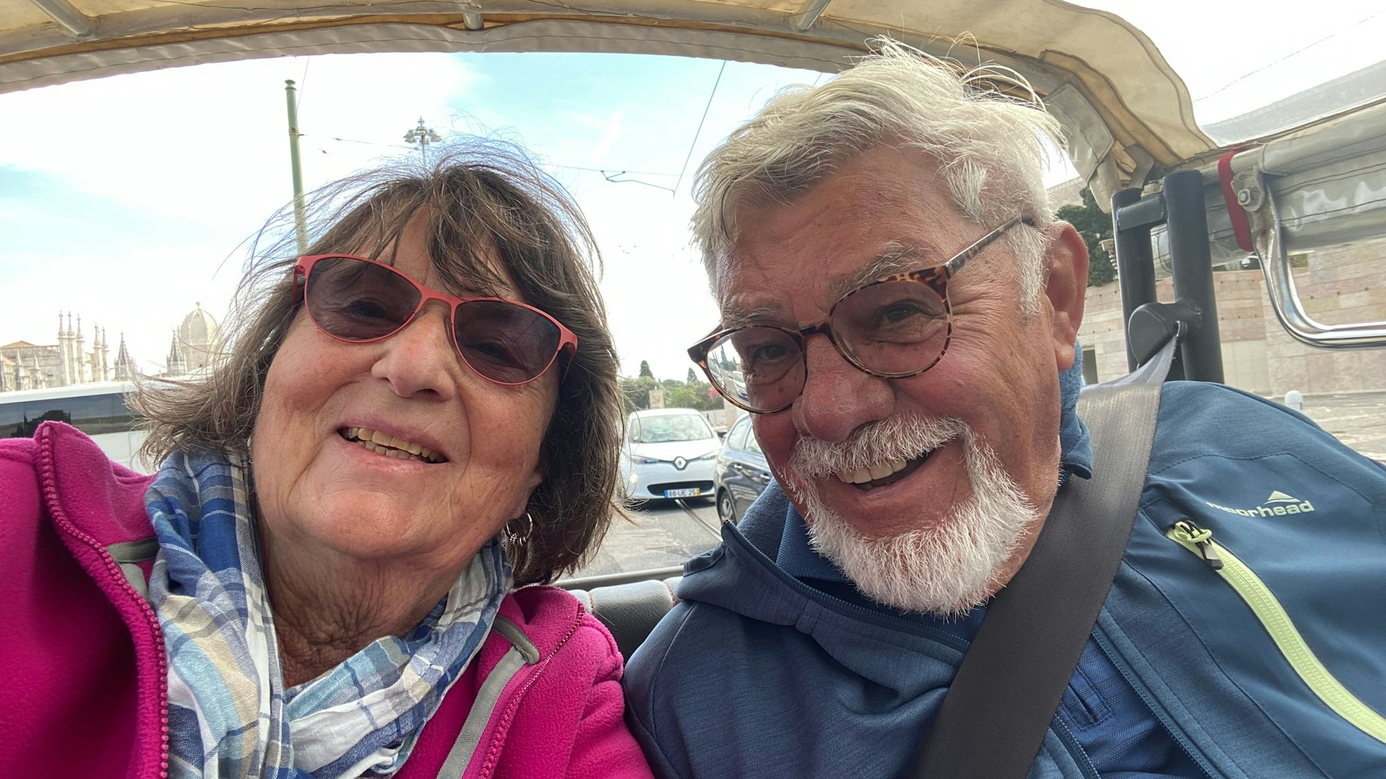 Sabine Otten und Karl-Heinz lachen in die Kamera.