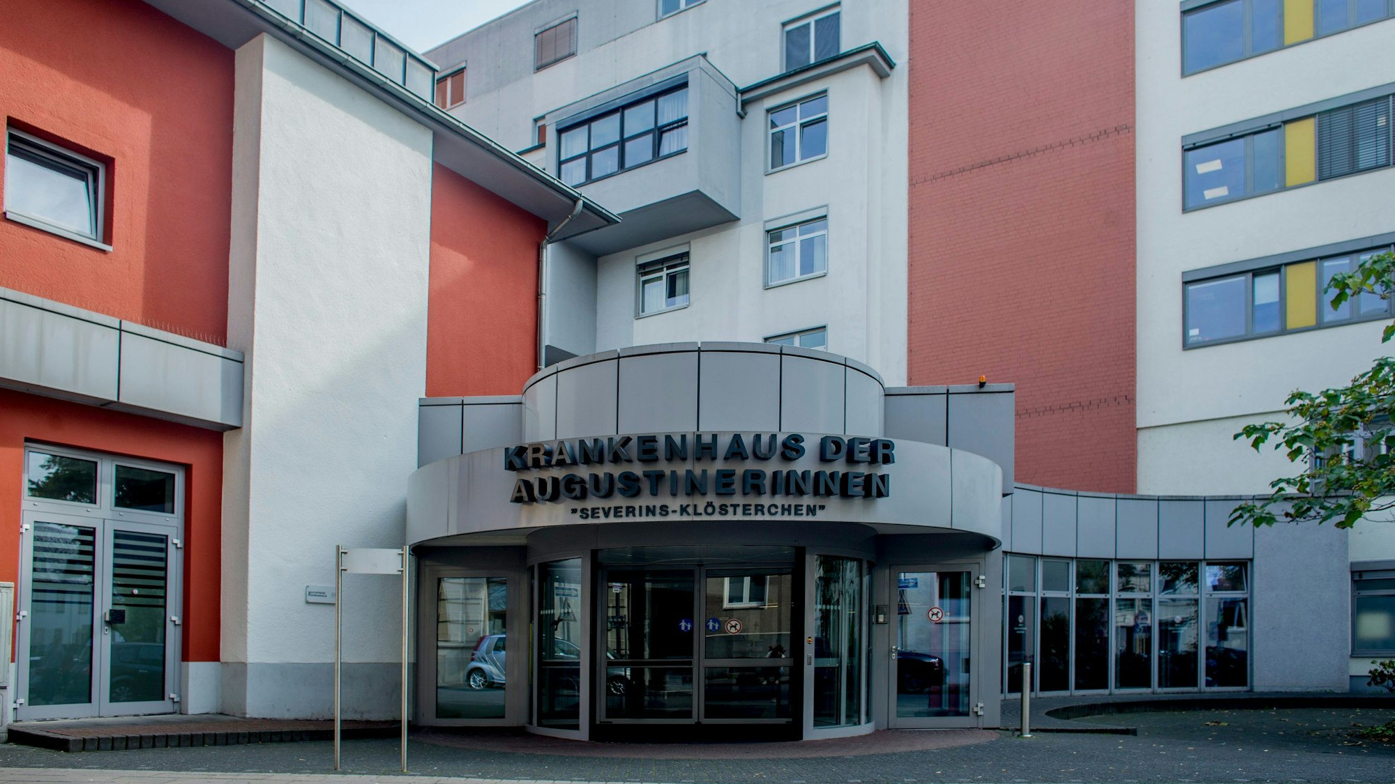 Eingang des Krankenhaus der Augustinerinnen Severinsklösterchen in der Südstadt Köln