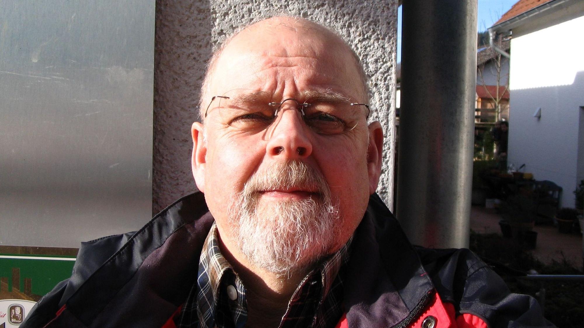 Hans Werner Meisen schaut in die Kamera.
