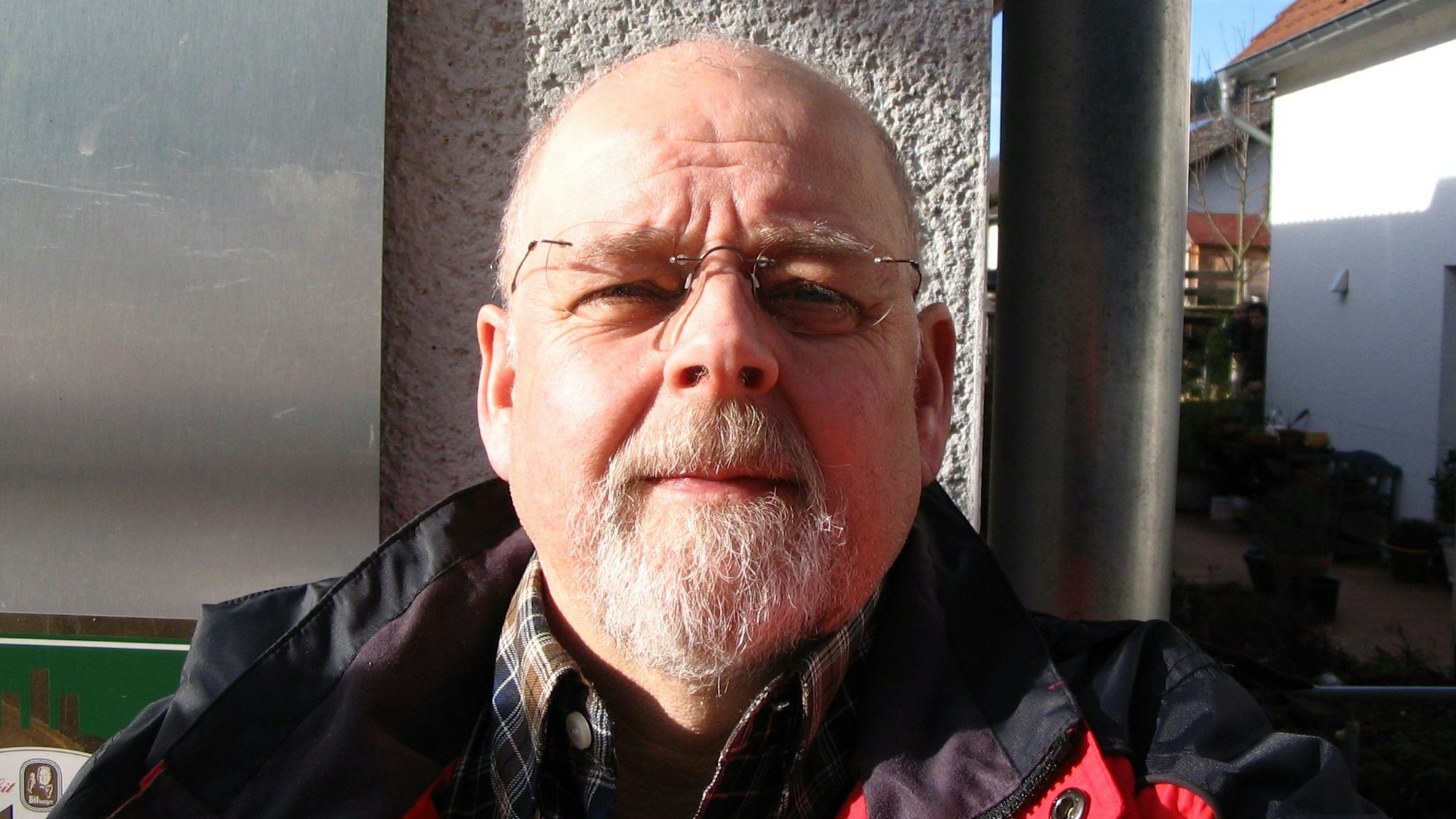 Hans Werner Meisen schaut in die Kamera.