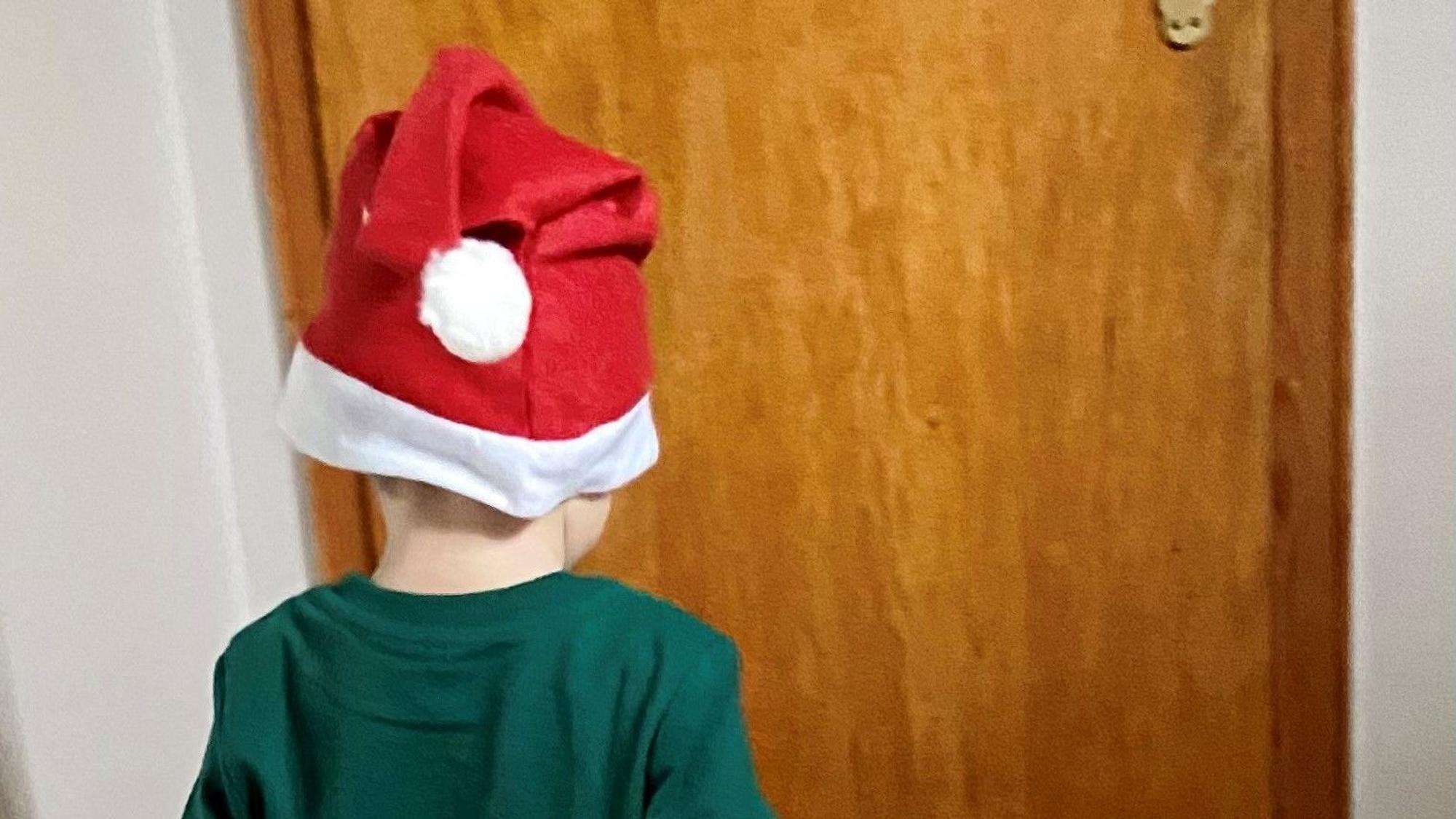 Ein kleiner Junge trägt eine Nikolausmütze.