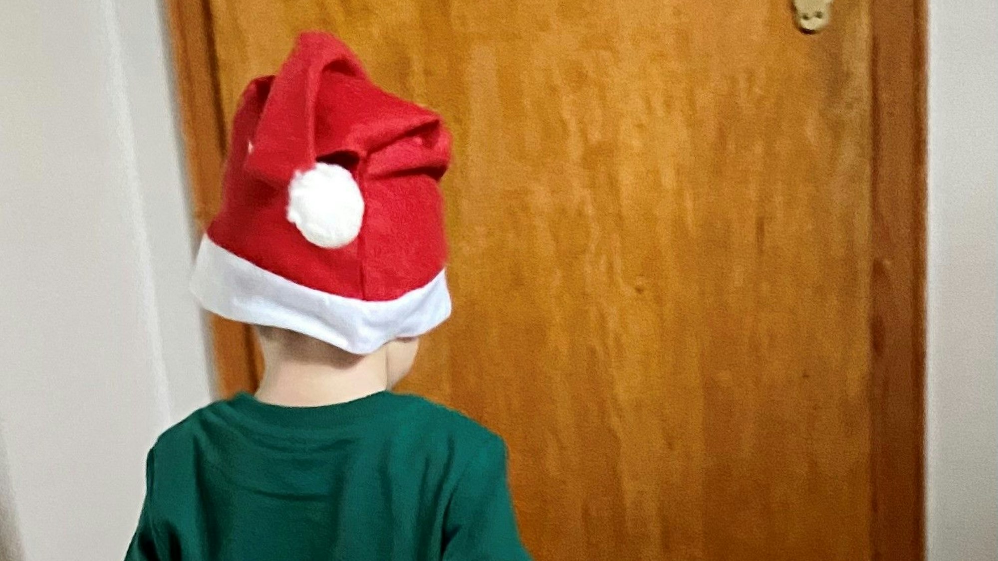 Ein kleiner Junge trägt eine Nikolausmütze.