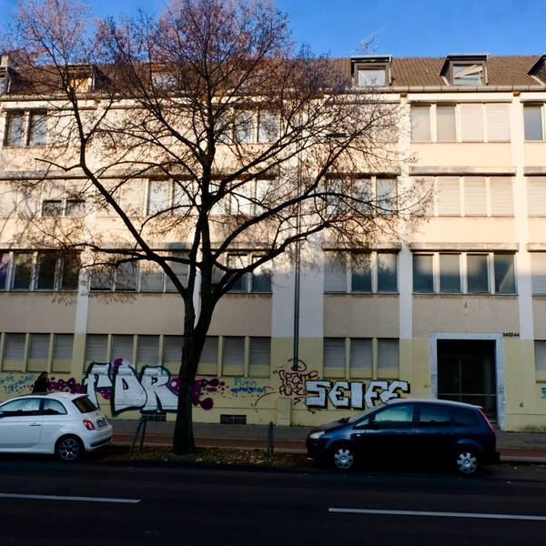 Das Foto zeigt das leerstehende Gebäude der ehemaligen sowjetischen Handelsvertretung an der Aachener Straße 240 bis 244.