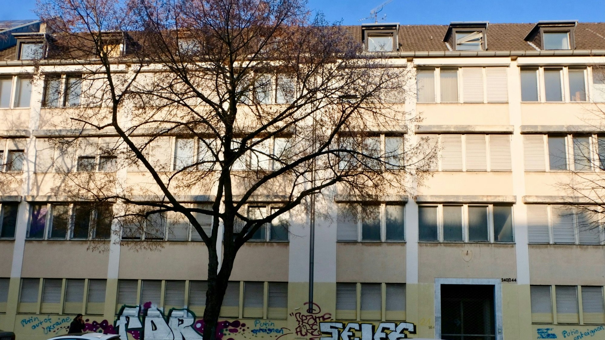 Das Foto zeigt das leerstehende Gebäude der ehemaligen sowjetischen Handelsvertretung an der Aachener Straße 240 bis 244.
