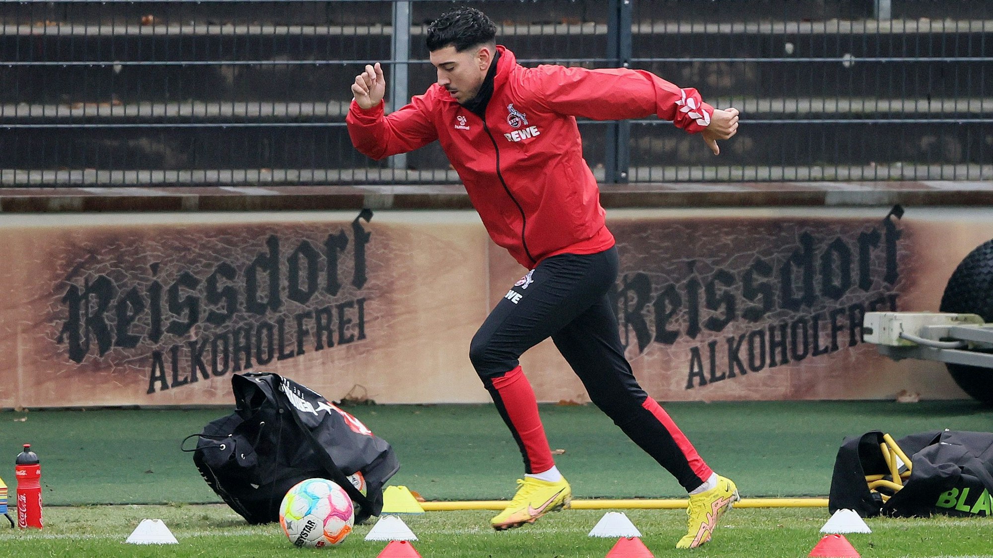 Dimitrios Limnios absolviert auf der Trainingsanlage des 1. FC Köln Steigerungsläufe.