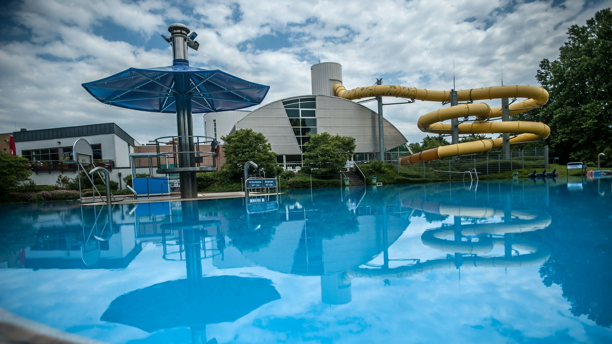 Ein Außenbecken des Freibads Calevornia ohne Besucher.