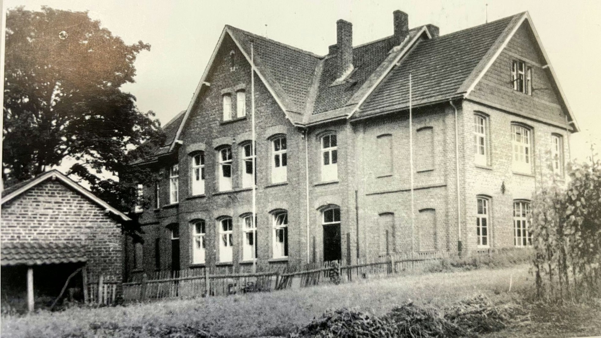 Das alte 1821 erbaute Schulgebäude am Flachsberg in schwarz-weiß.