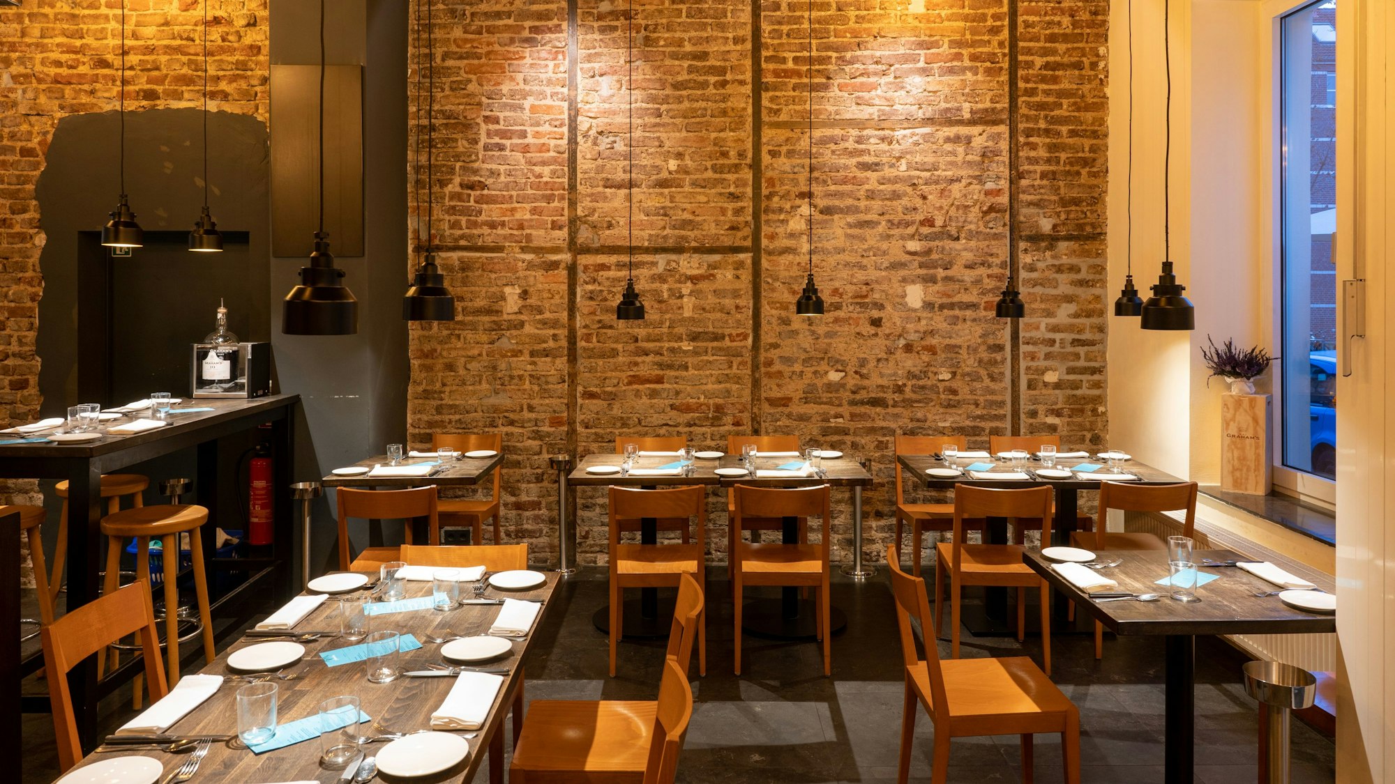 Tische und Stühle in einem Restaurant