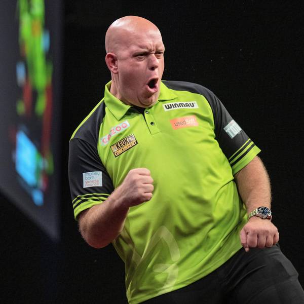 Der niederländische Darts-Superstar Michael van Gerwen jubelt nach einem Turniersieg und ballt die Faust in der Luft.