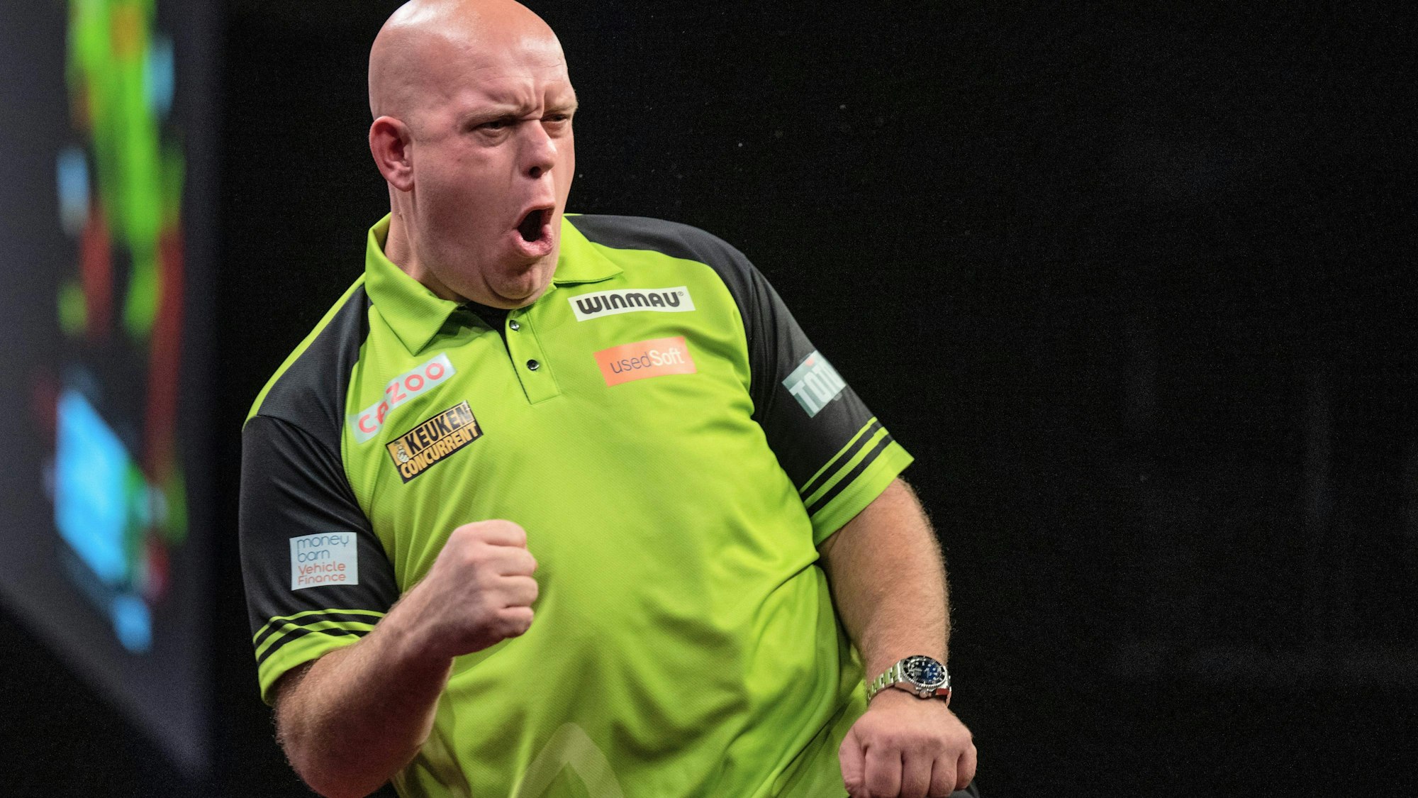 Der niederländische Darts-Superstar Michael van Gerwen jubelt nach einem Turniersieg und ballt die Faust in der Luft.