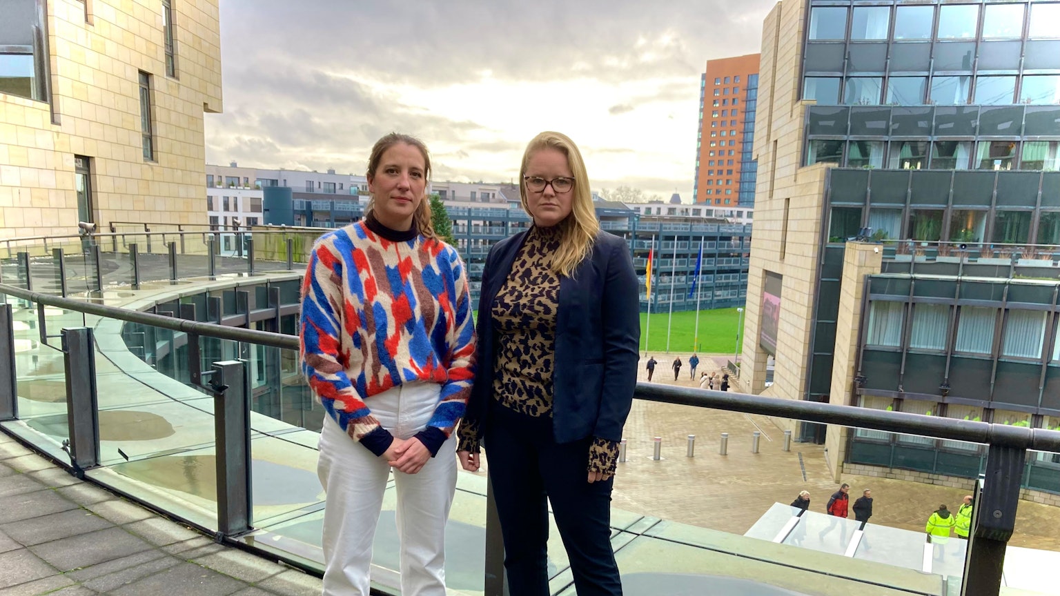 Lena Teschlade und Lisa Kapteinat auf der Terrasse des Landtags