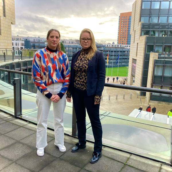 Lena Teschlade und Lisa Kapteinat auf der Terrasse des Landtags