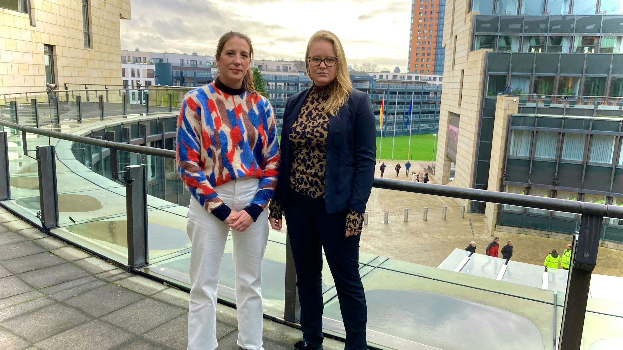 Lena Teschlade und Lisa Kapteinat auf der Terrasse des Landtags