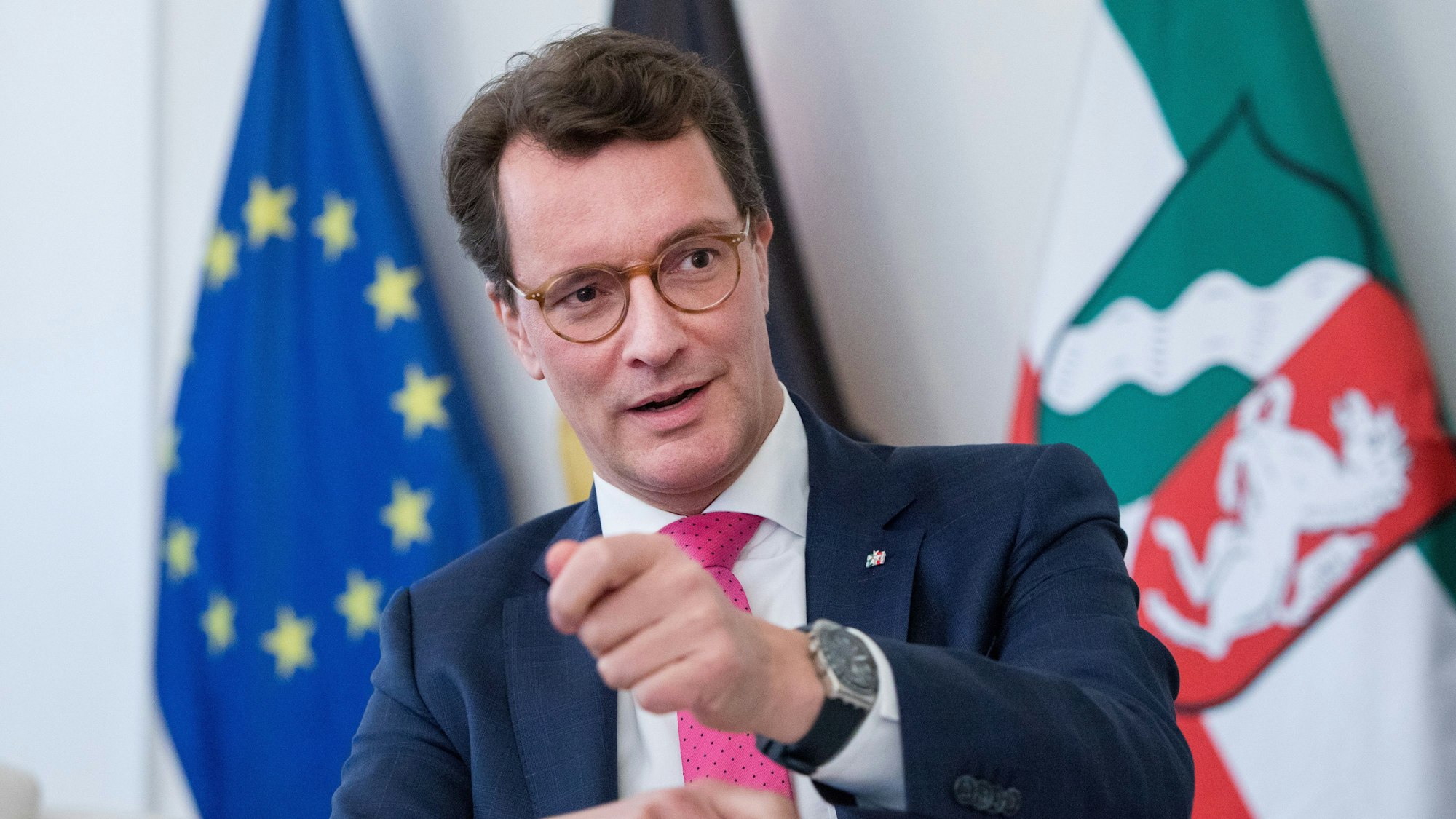 Hendrik Wüst, NRW-Ministerpräsidenten, gestikuliert während des Gesprächs.