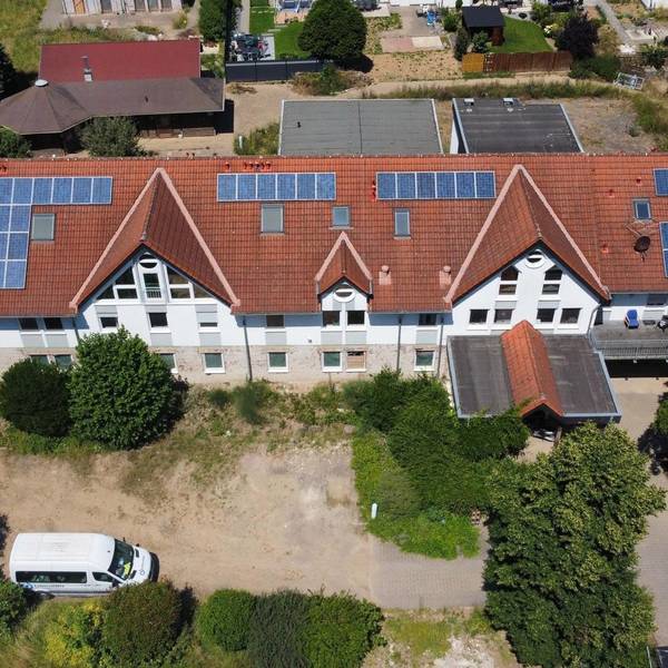 Das Gebäude der Lebenshilfe kann nach der Flutkatastrophe nicht mehr als Wohnheim genutzt werden (Aufnahme mit Drohne).