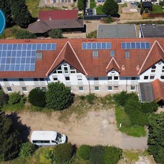 Das Gebäude der Lebenshilfe kann nach der Flutkatastrophe nicht mehr als Wohnheim genutzt werden (Aufnahme mit Drohne).