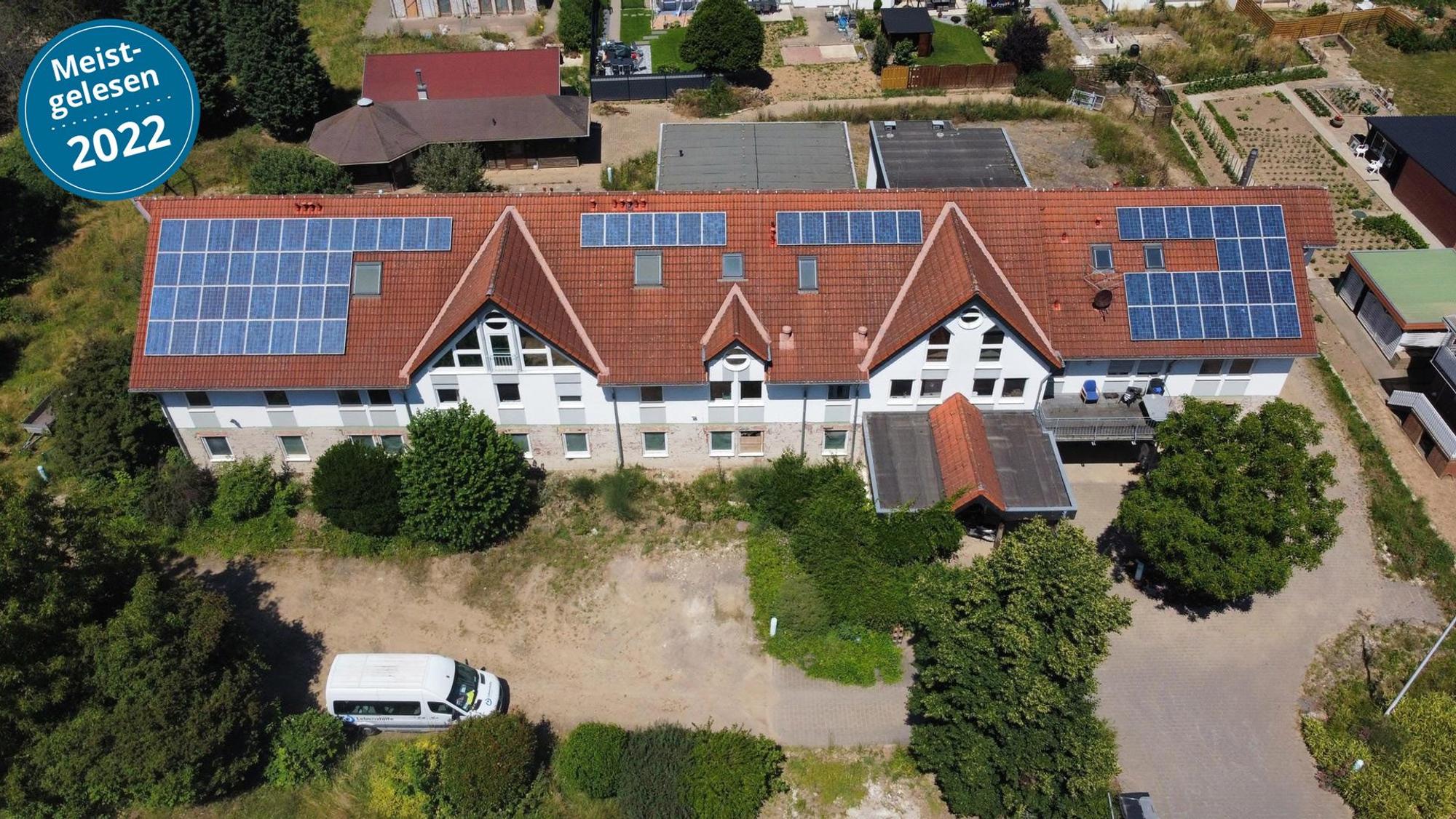 Das Gebäude der Lebenshilfe kann nach der Flutkatastrophe nicht mehr als Wohnheim genutzt werden (Aufnahme mit Drohne).