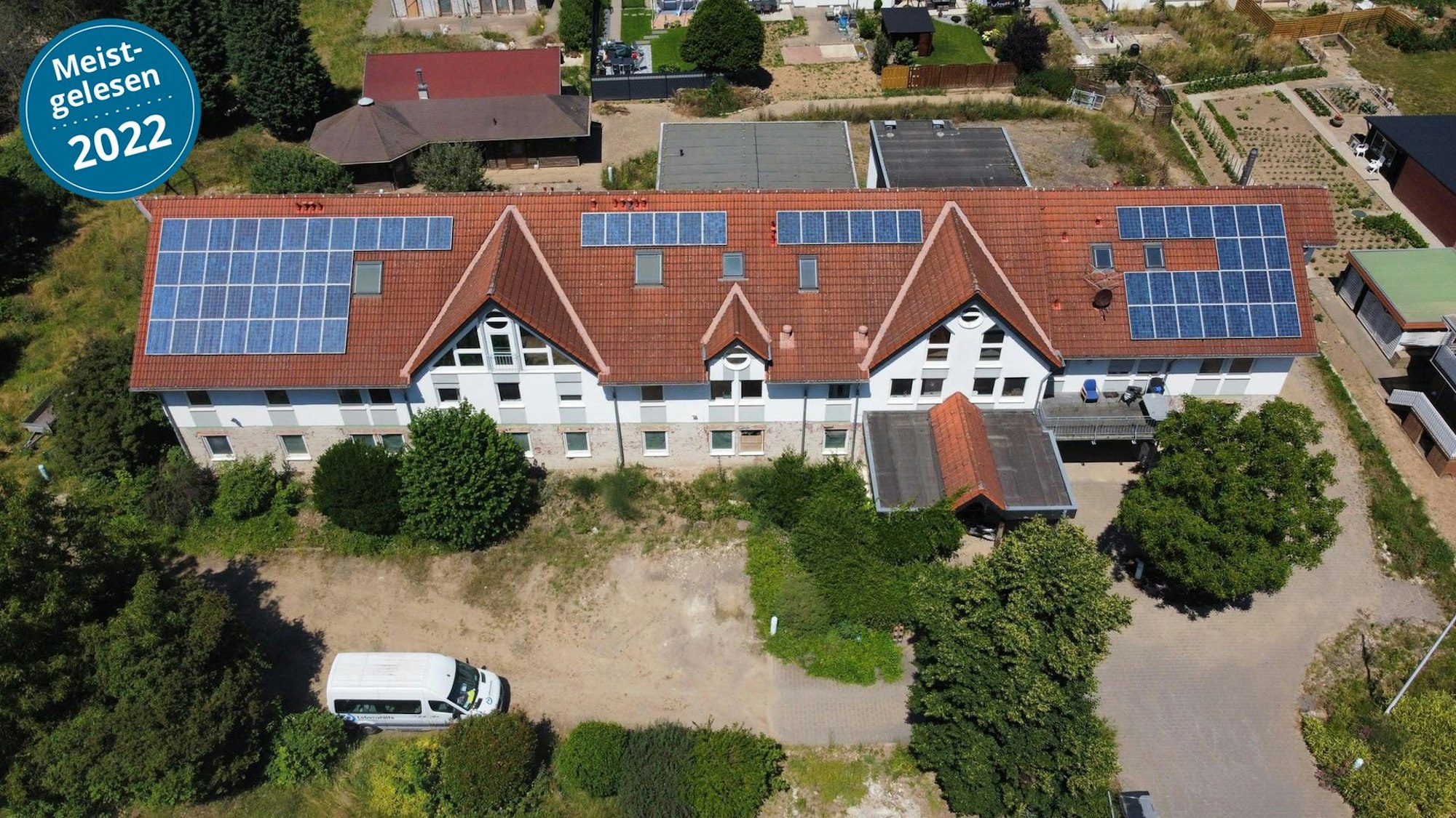 Das Gebäude der Lebenshilfe kann nach der Flutkatastrophe nicht mehr als Wohnheim genutzt werden (Aufnahme mit Drohne).