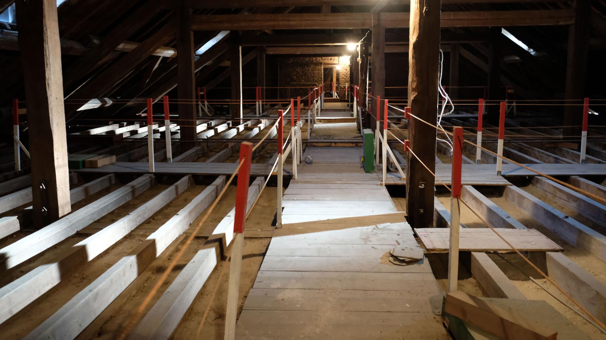 Die Balkenkonstruktion der einsturzgefährdeten Decke der Pfarrkirche St. Lambertus in Mechernich-Holzheim.