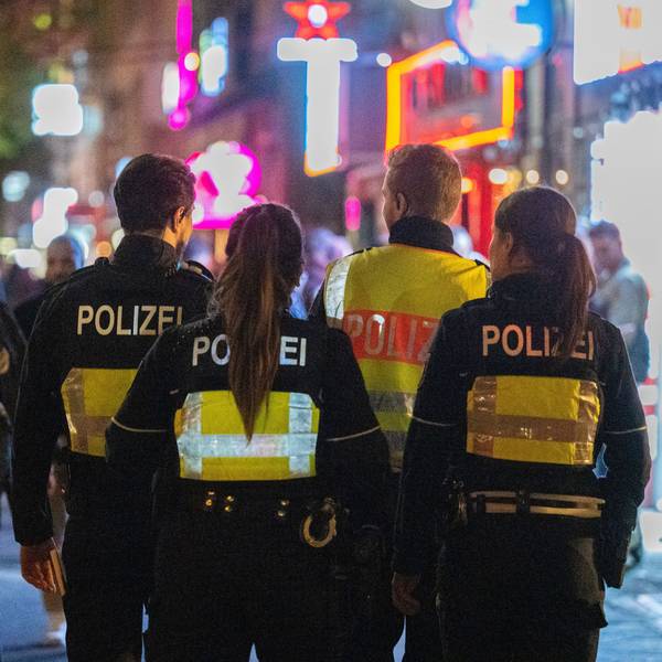 Polizisten laufen auf dem Hohenzollernring entlang.