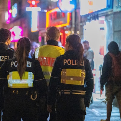 Polizisten laufen auf dem Hohenzollernring entlang.