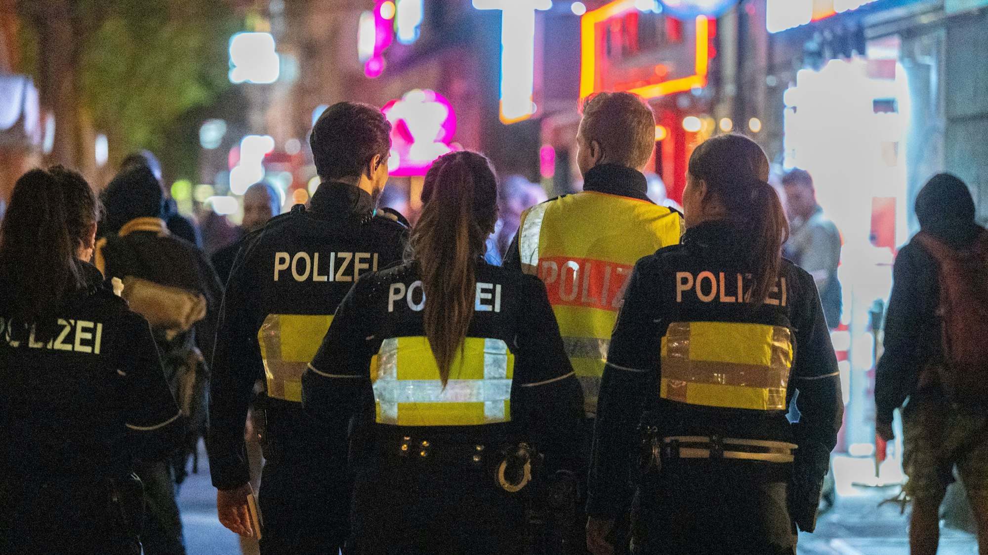 Polizisten patrouillieren in der Nacht auf dem Hohenzollernring.