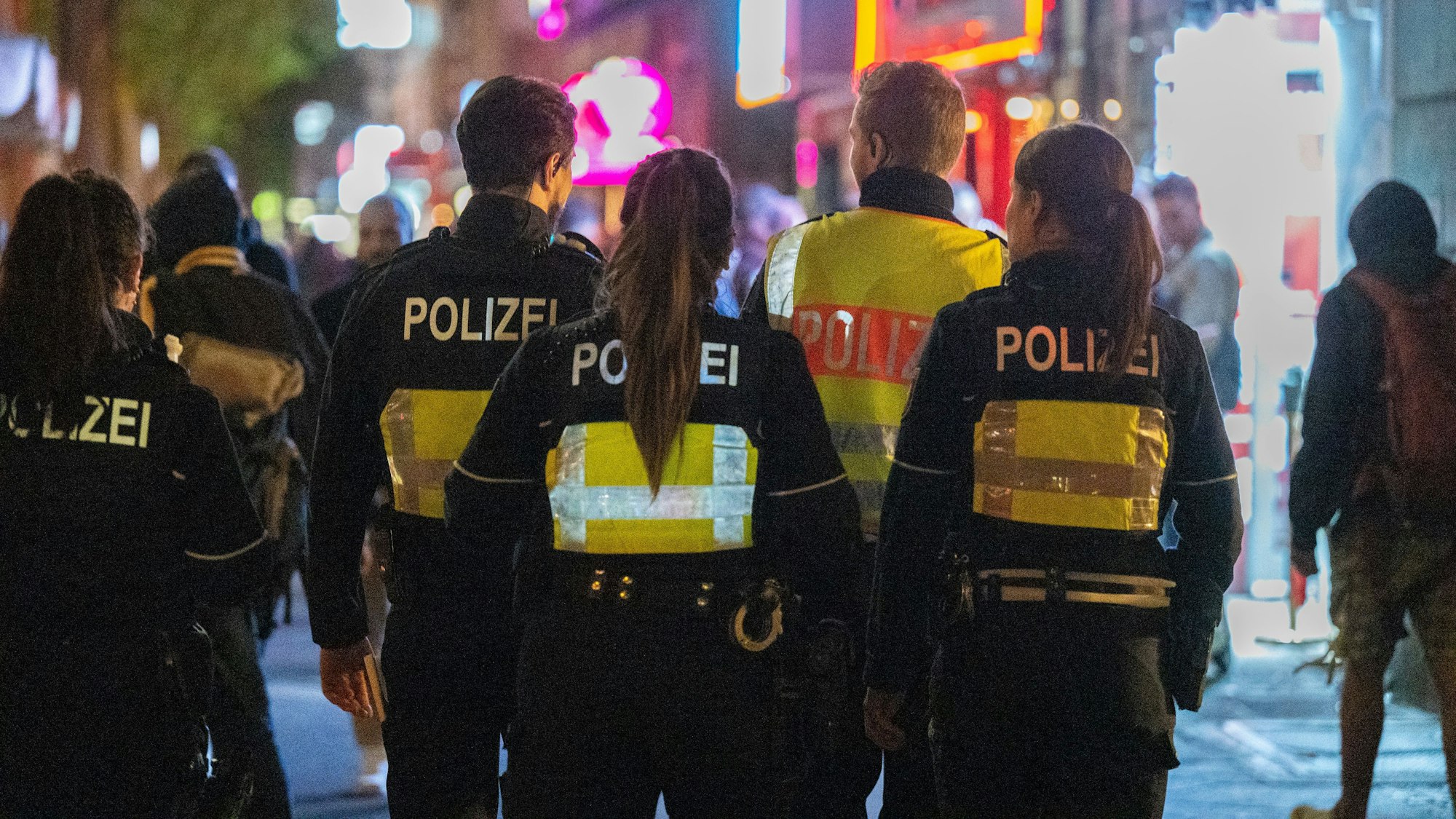 Polizisten laufen auf dem Hohenzollernring entlang.