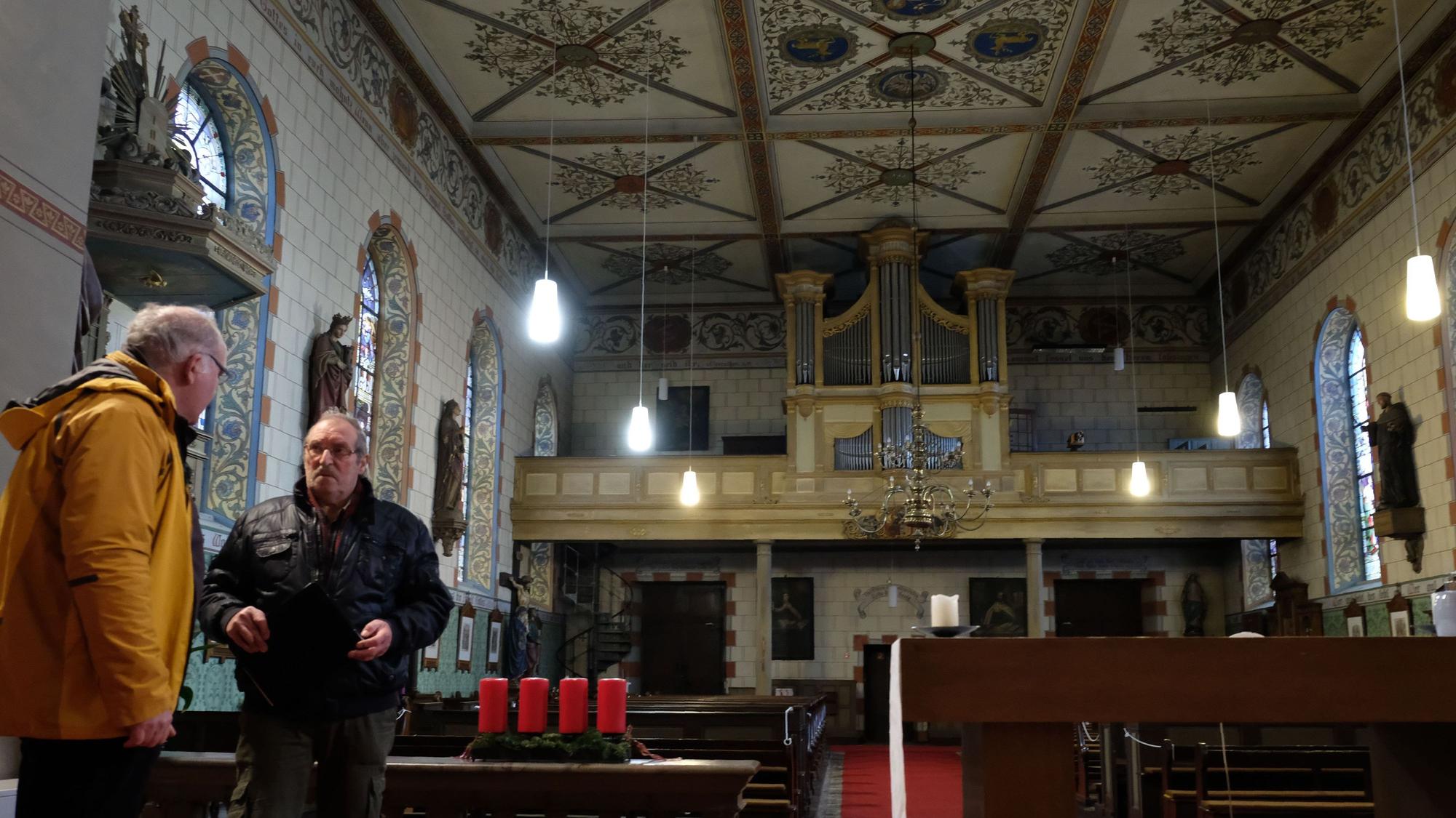 Pfarrer Erik Pühringer (l.) und der Holzheimer Kirchenvorstand Hans-Joachim Emonds in der einsturzgefährdeten Pfarrkirche St. Lambertus.