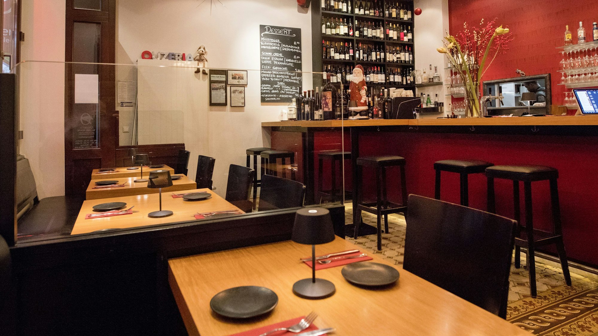 Tische und eine Bar in einem Restaurant