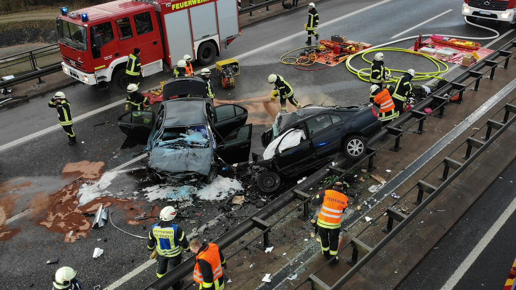 Zwei zerstörte Pkw stehen nach einem Frontalzusammenstoß auf der Autobahn 38.