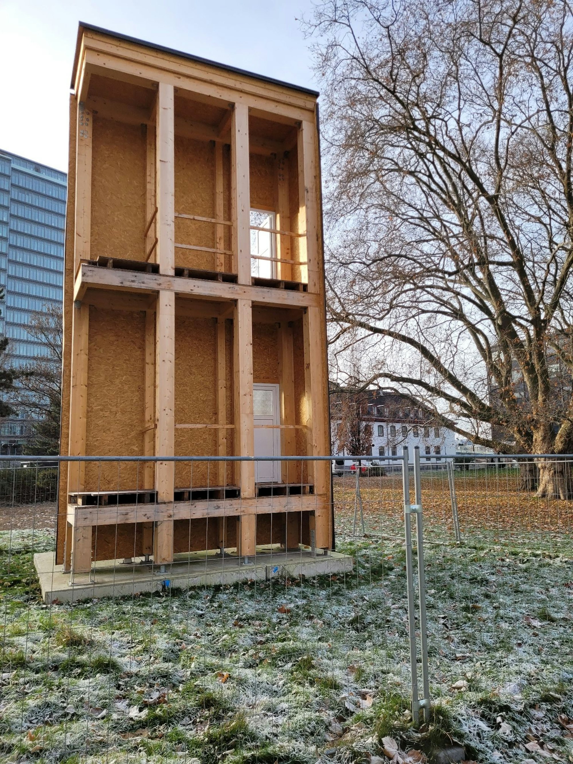 Mysteriöses Gebäudeteil am Rheinufer