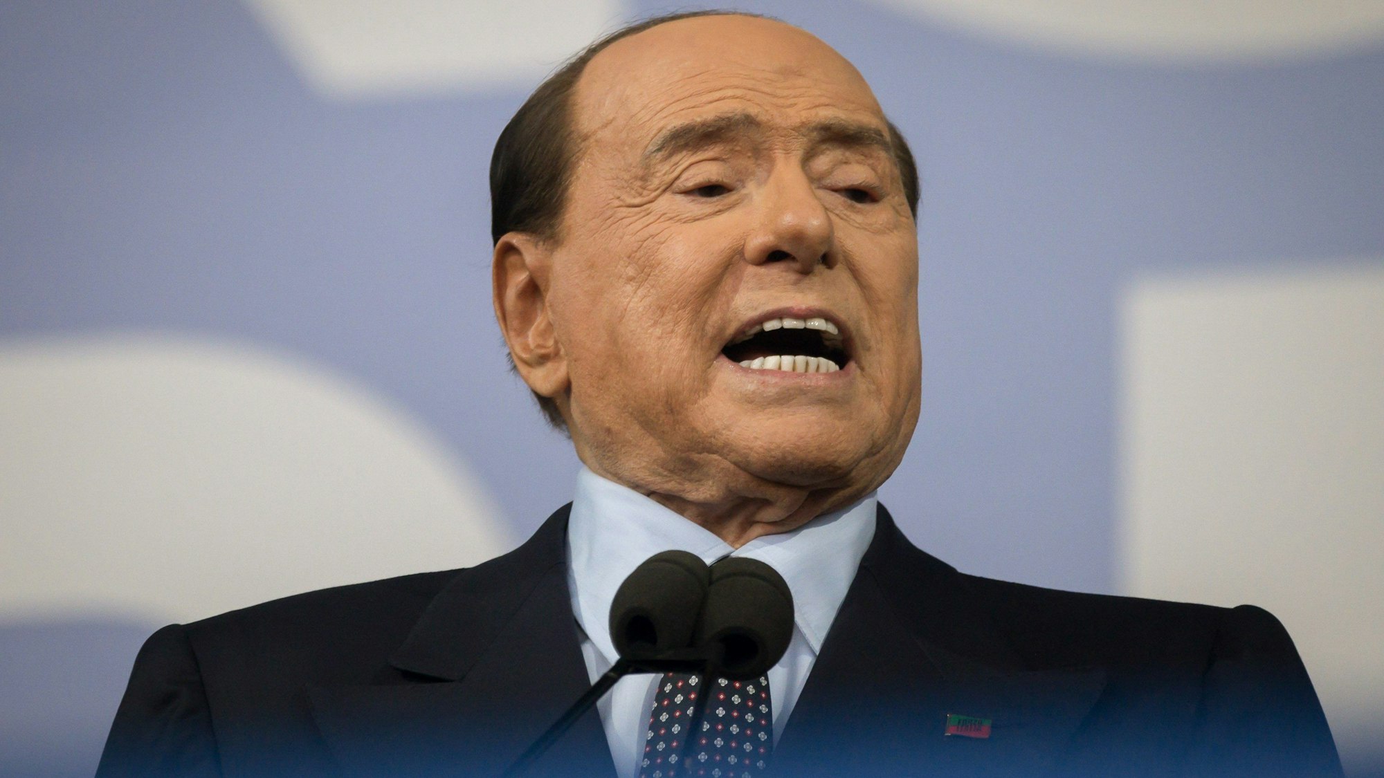 Silvio Berlusconi von Forza Italia (FI) spricht auf einer Kundgebung.