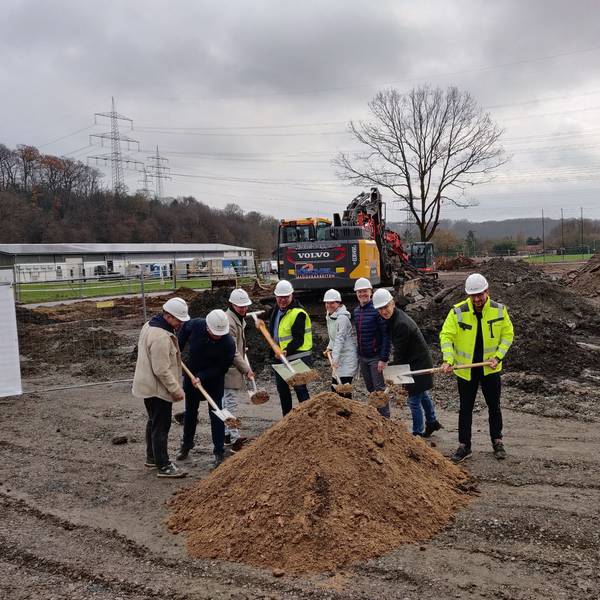 Mit Spaten in der Hand stehen vor einem Sandhaufen Roman Stach (Projektleiter Goldbeck), FB-Leiter Ingolf Bergerhoff, Stephan Bergmann (Amt für Gebäudewirtschaft), FB-Leiterin Mirjam Bosse, Bürgermeister Frank Steffes und Kämmerer Thomas Knabbe
