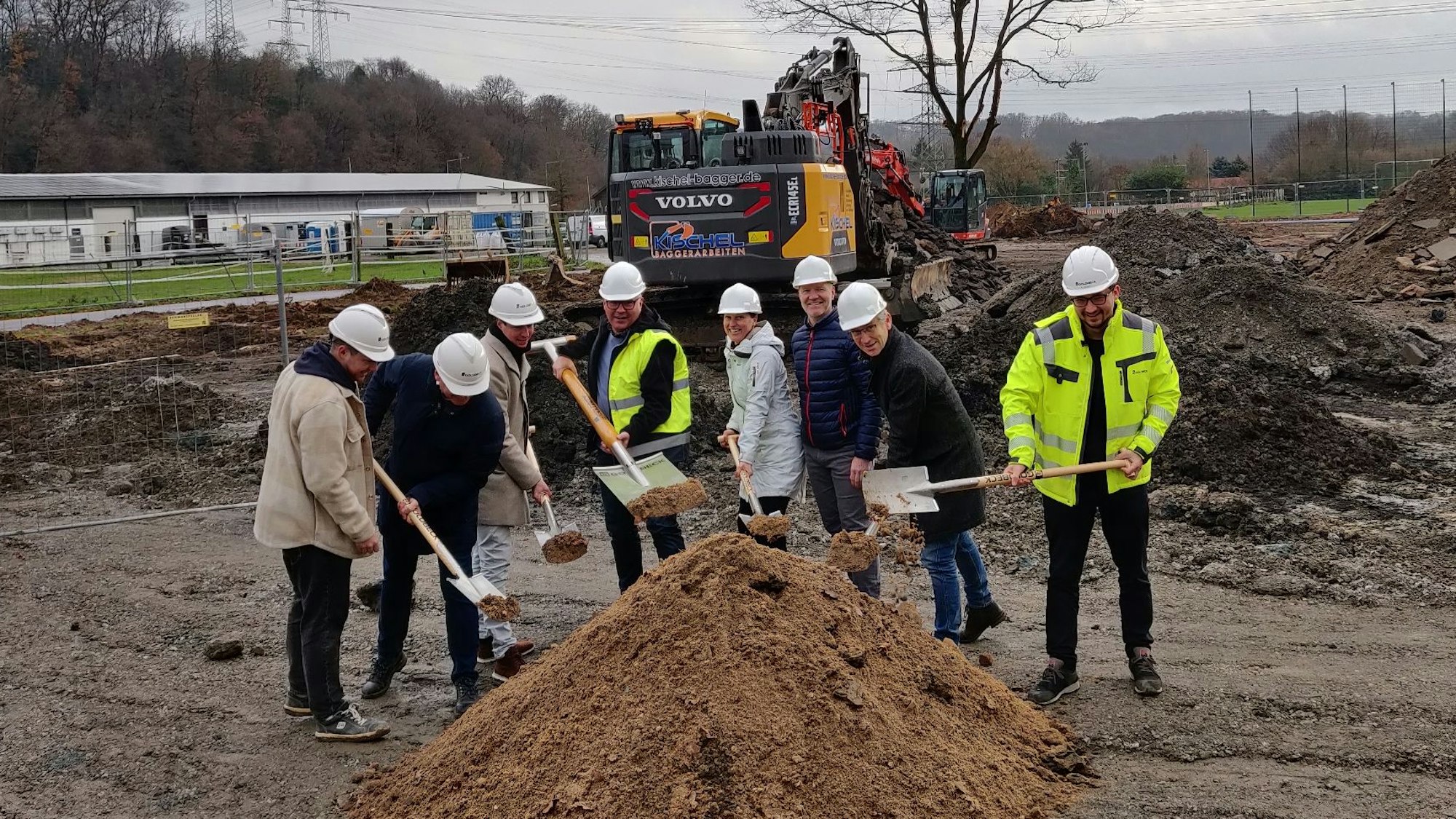 Symbolischer erster Spatenstich für die neue Sporthalle in der Balker Aue mit Vertretern von Stadt und Baufirma.