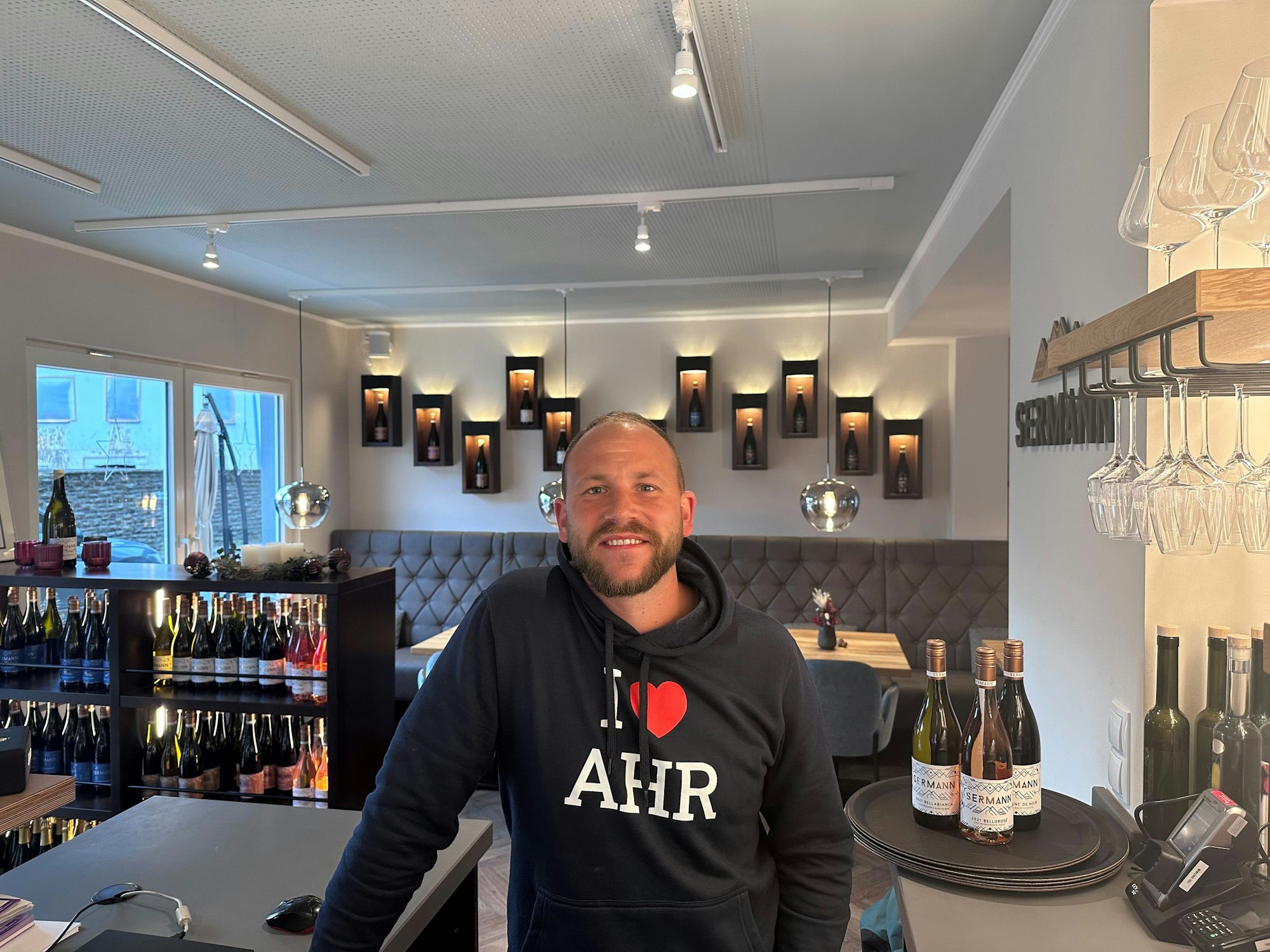 Der Winzer Lukas Sermann steht in seinem Restaurant Thüres, dass er vor Kurzem in seinem Weingut in Altenahr eröffnet hat.