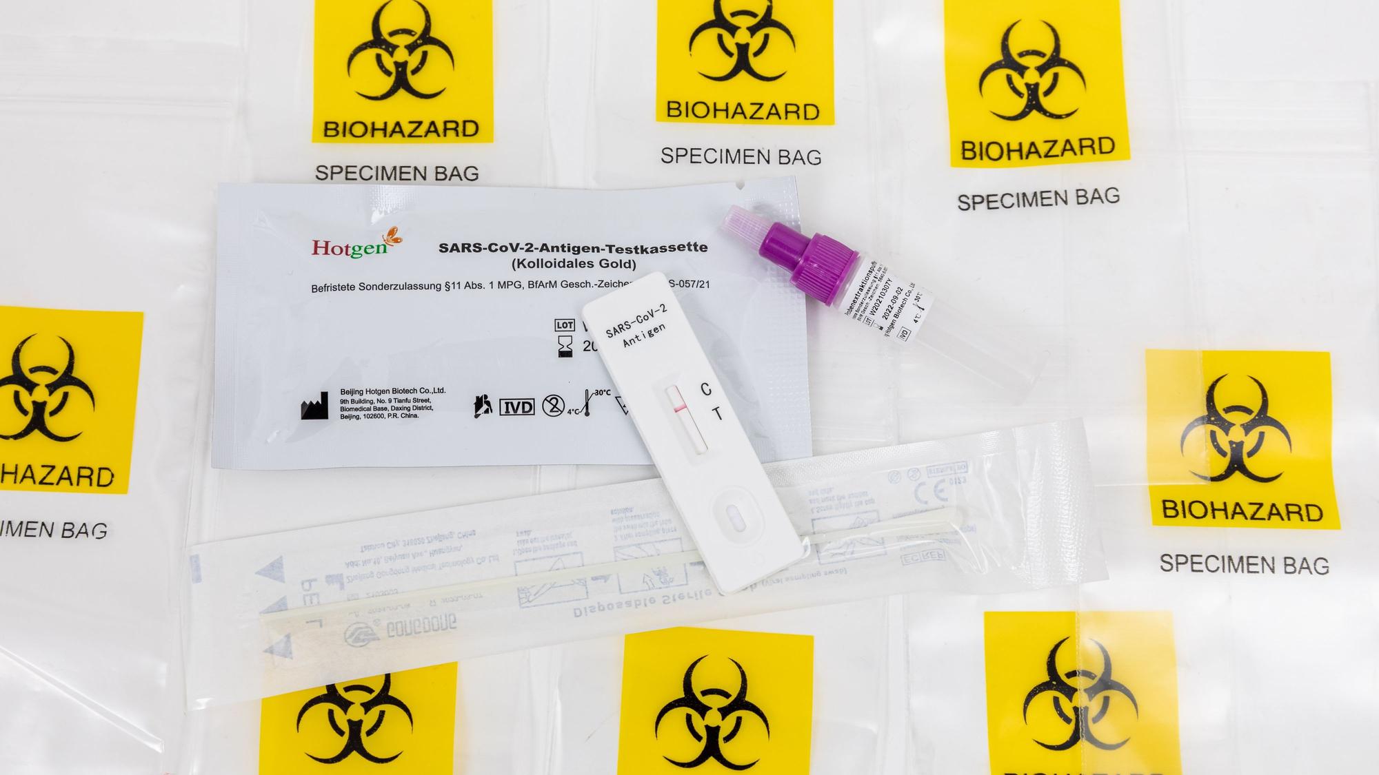 Coron-Schnelltest mit mehreren Biohazard-Tütchen.